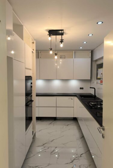 Moderne Küche mit Wandfliesen in Marmoroptik – Fliesenarbeiten von DreieckBau in Peine